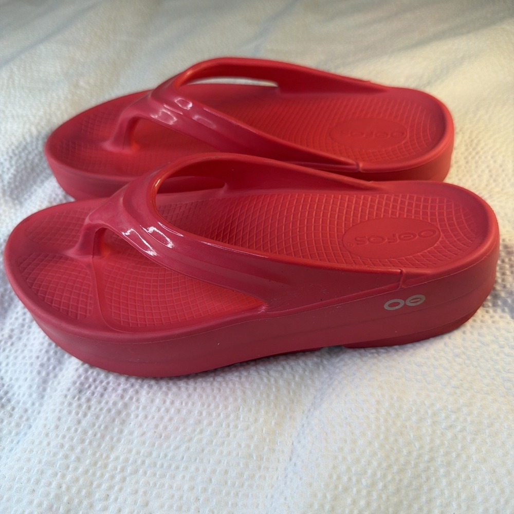 OOFOS Women's Size 6 OOLALA Sandals Neon Berry Sz W9